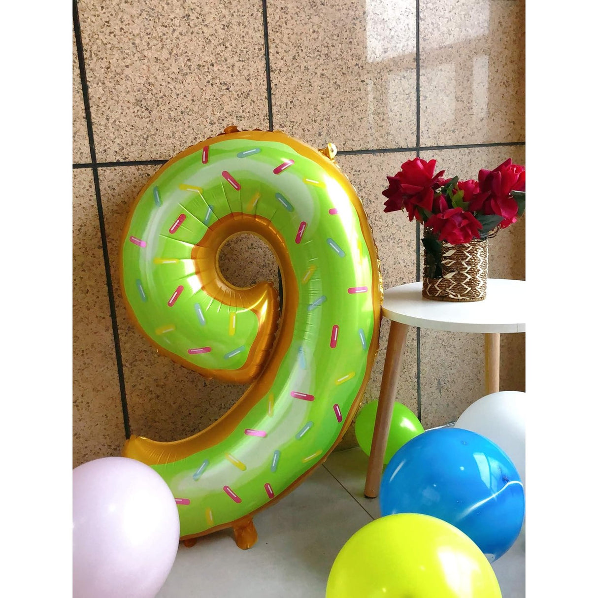 Balon din Folie Metalizata Vivimall, Figurina Cifra, Imprimeu Gogosi, Tema Aniversare 100 cm, Ambalaj Individual, Pai inclus, Umflare cu Aer sau Heliu, Multicolor, Cifra 9 - vivimall.ro