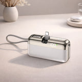Baterie externă Flippy Capsule 10000 mAh, detaliu indicator LED și port USB, culoare albă