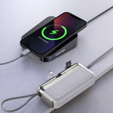 Baterie externă Flippy Power Bank Capsule albă în utilizare, încărcare smartphone, design portabil