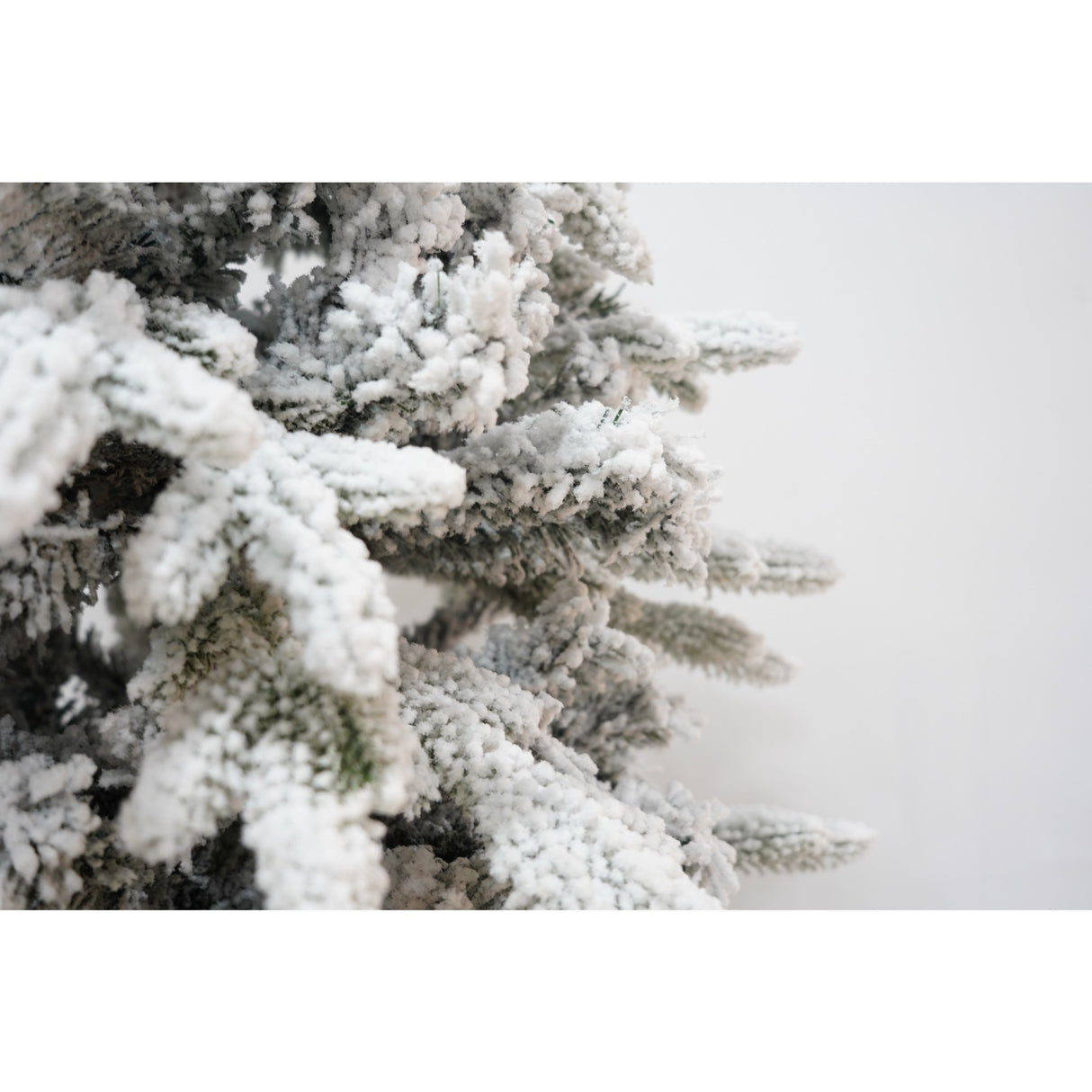 Brad Artificial de Craciun, Vivimall, 1.8 m inaltime, Verde, Pulverizat complet alb-tip zapada, Interior/ Exterior, Bogat 512 ramuri - vivimall.ro