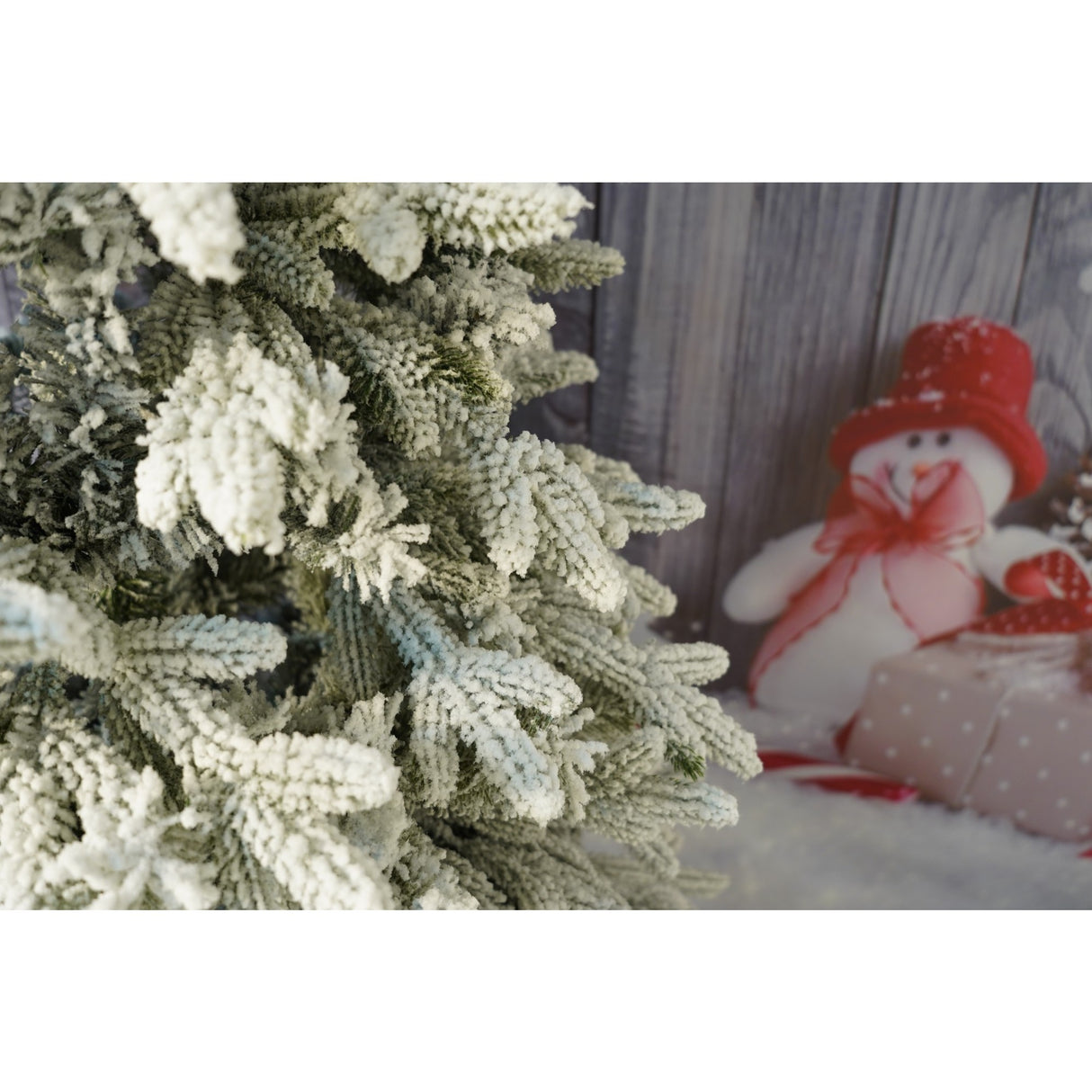 Brad Artificial de Craciun, Vivimall, 1.8 m inaltime, Verde, Pulverizat complet alb-tip zapada, Interior/ Exterior, Bogat 512 ramuri - vivimall.ro