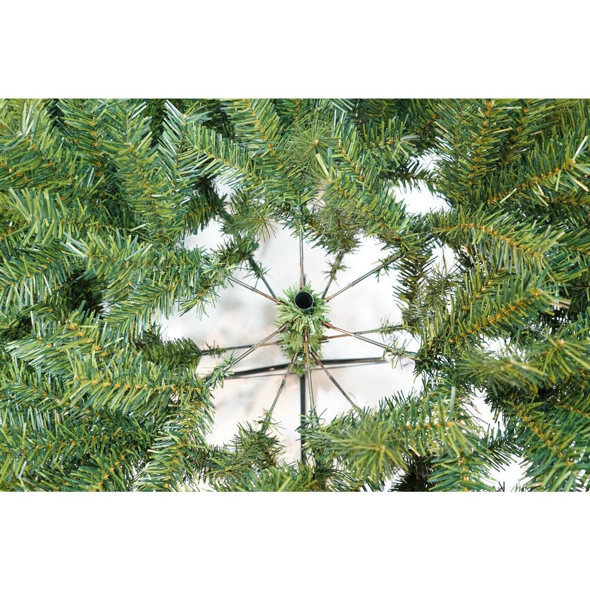 Brad Artificial de Craciun Bogat, Vivimall, 1.80 m inaltime, 774 ramuri, Premium, Verde, Decorat cu 56 conuri pin rosii, Interior/ Exterior - vivimall.ro