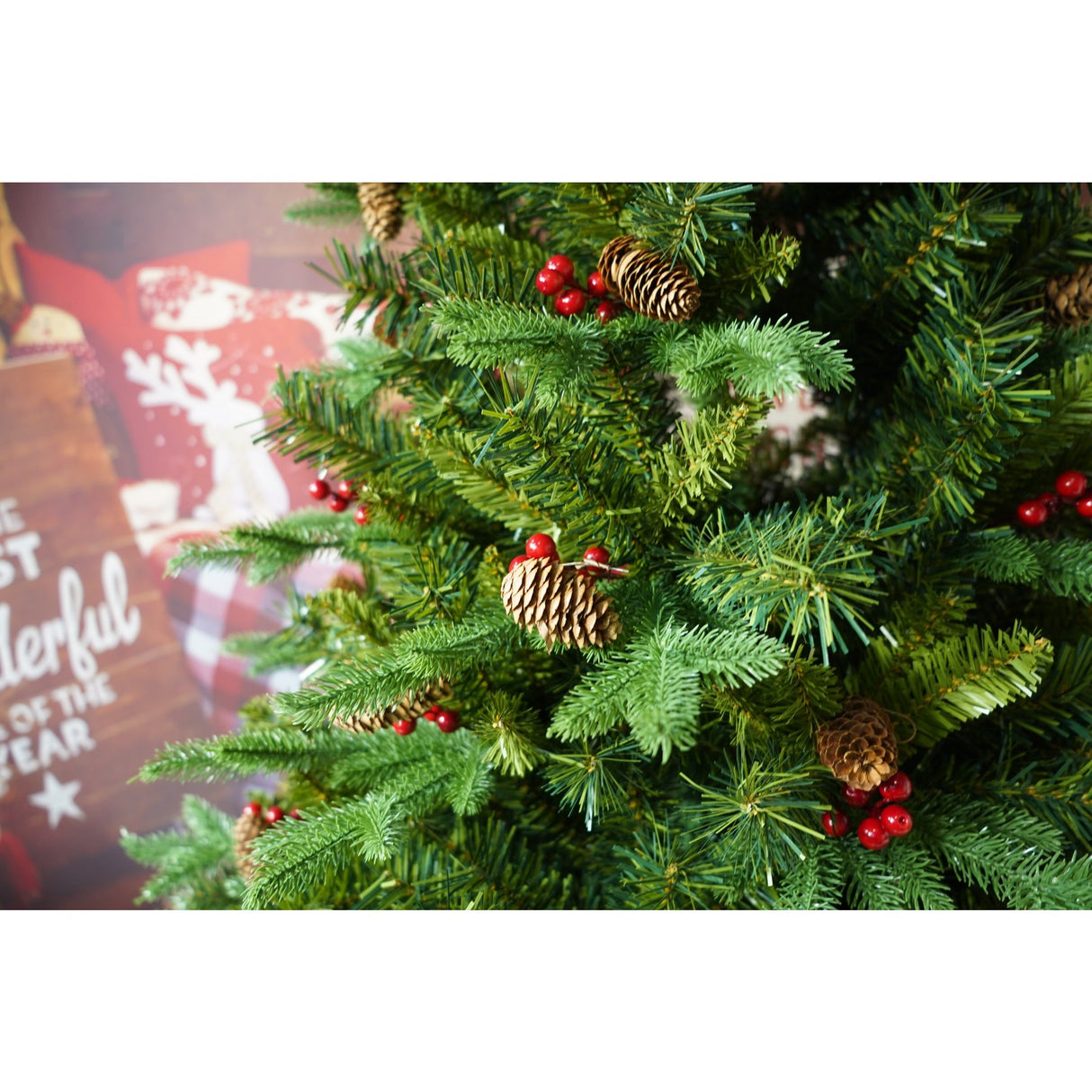 Brad Artificial de Craciun Bogat, Vivimall, 1.80 m inaltime, 774 ramuri, Premium, Verde, Decorat cu 56 conuri pin rosii, Interior/ Exterior - vivimall.ro