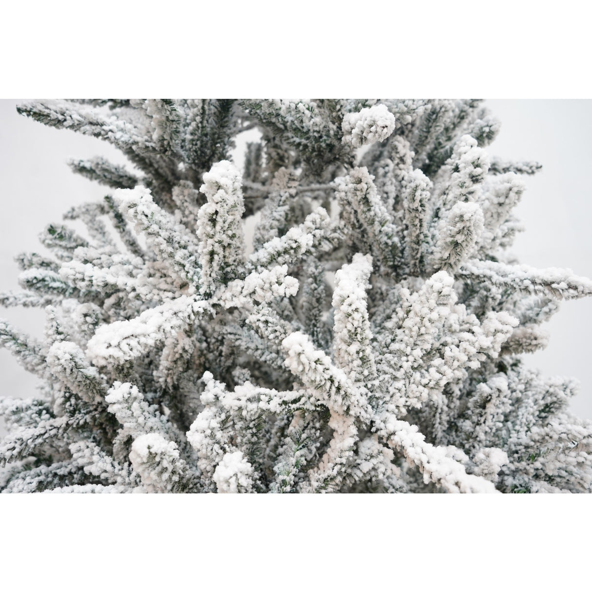 Brad Artificial de Craciun, Vivimall, 2.10 m inaltime, Verde, Pulverizat alb-tip zapada, Diametru inferior 130 cm, Interior/ Exterior - vivimall.ro