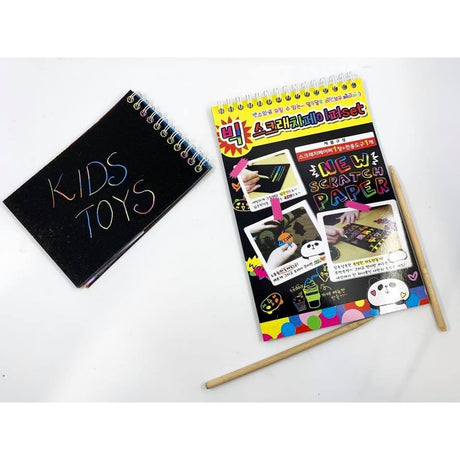 Caiet cu fise razuibile Vivimall, DIY Magic Scratch, 12 File, Curcubeu, Creion din Lemn, Cartonase negre, 26 x 19 cm, Multicolor - vivimall.ro