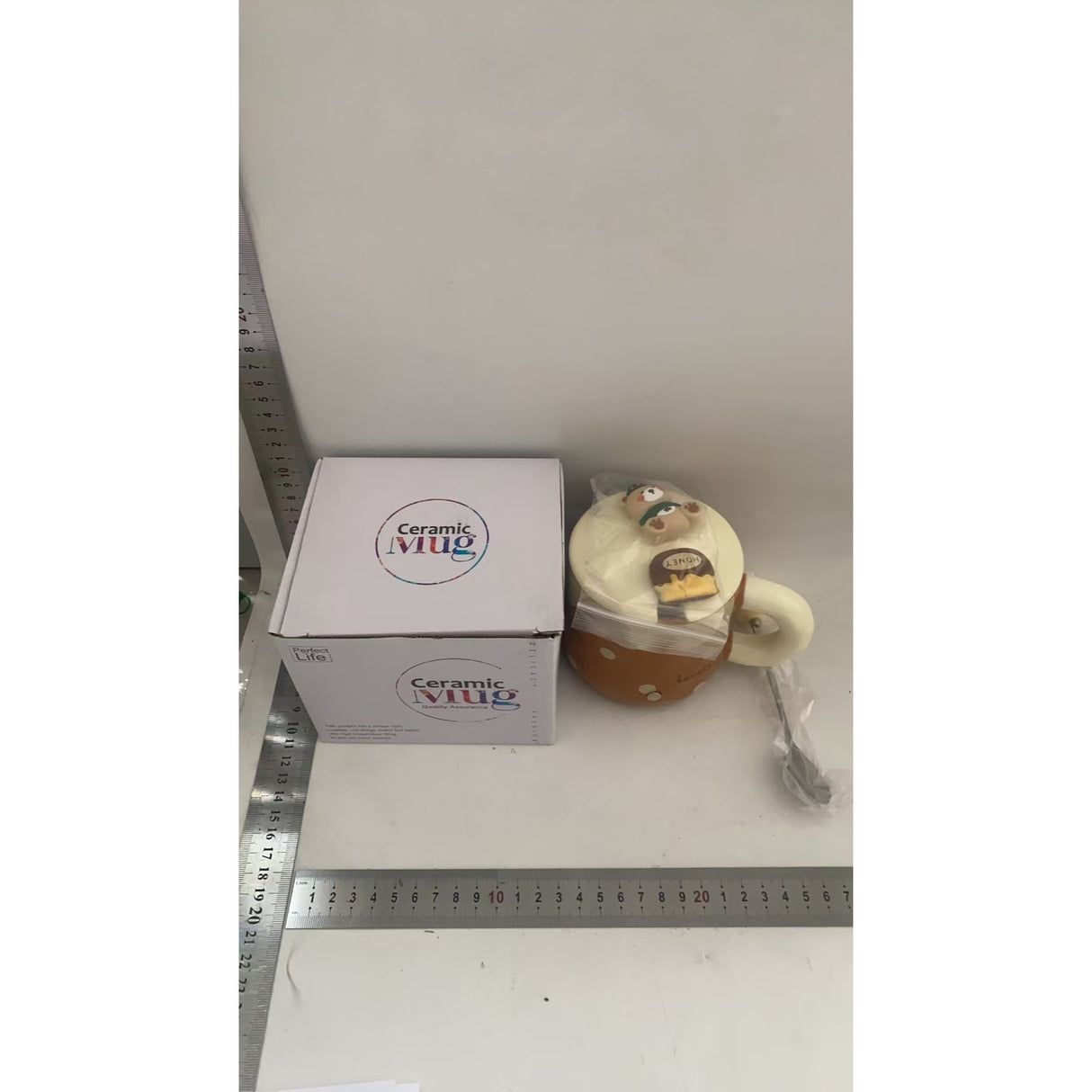 Cana din Ceramica, Vivimall, Model Urs pentru Baieti, Cana Universala, Cana pentru Ceai, Cana cu Lingura Metalica si Capac, 9.6 x  9.5 x 9.5 cm, 400 ml Maro inchis - vivimall.ro