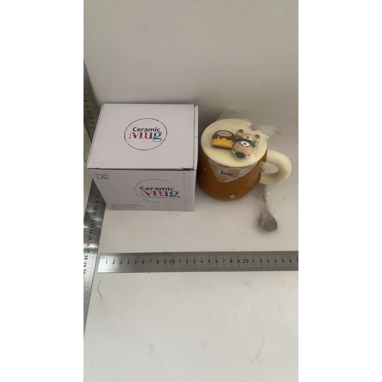 Cana din Ceramica, Vivimall, Model Urs pentru Baieti, Cana Universala, Cana pentru Ceai, Cana cu Lingura Metalica si Capac, 9.6 x 9.5 x 9.5 cm, 400 ml Maro - vivimall.ro