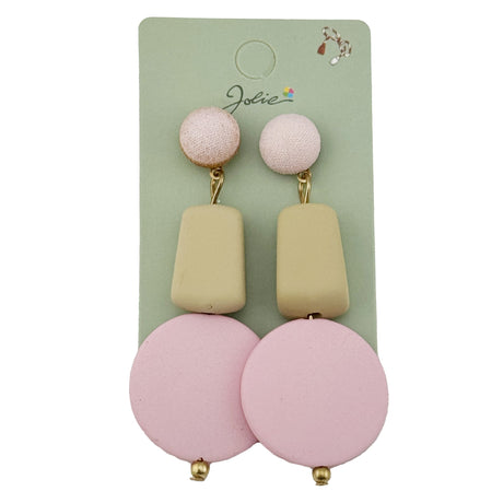 Detaliu cercei geometrici Jolie galben-roz, închidere fluturaș și dimensiuni 7 cm lungime