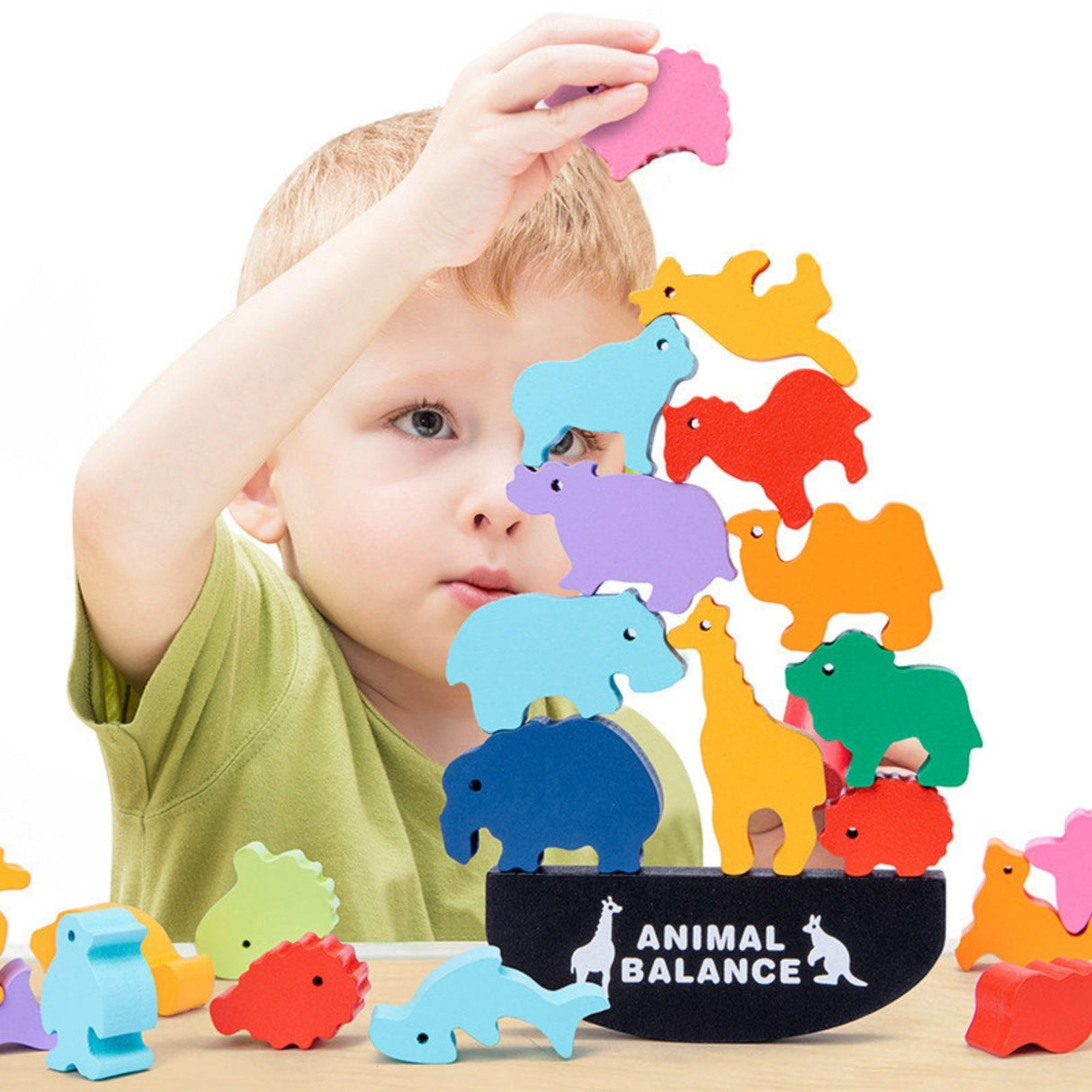 Copil jucându-se cu turnul de echilibru Flippy Animal Balance pe baza tip balansier, mod avansat