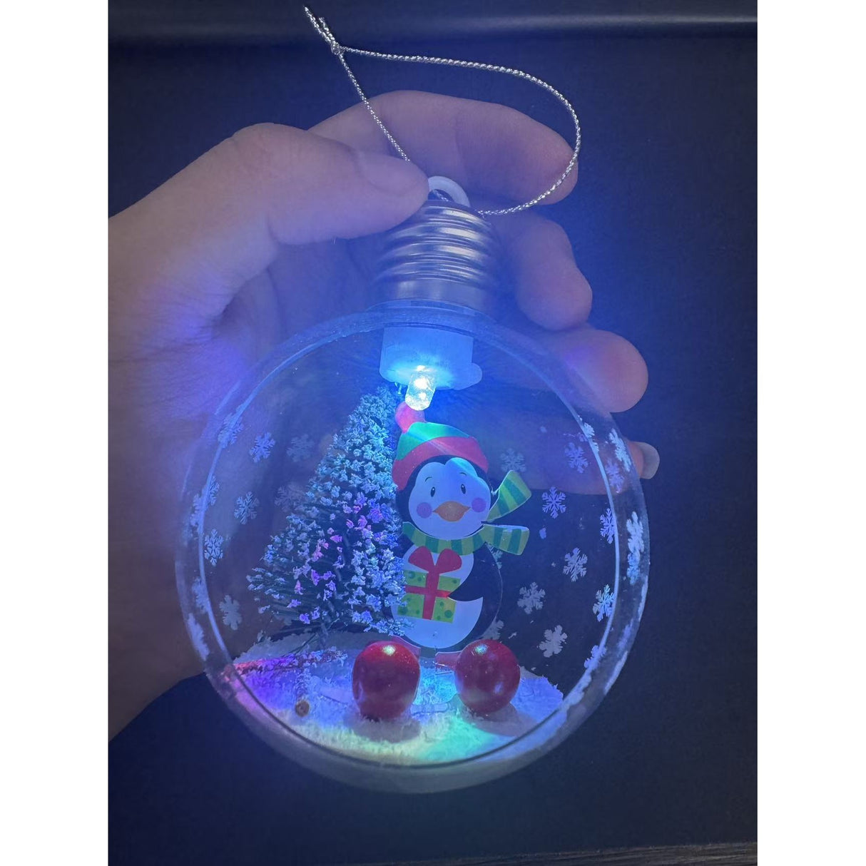 Glob de Craciun, Vivimall, cu LED, Model Pinguin, 10 x 5 x 3 cm, Multicolor - vivimall.ro