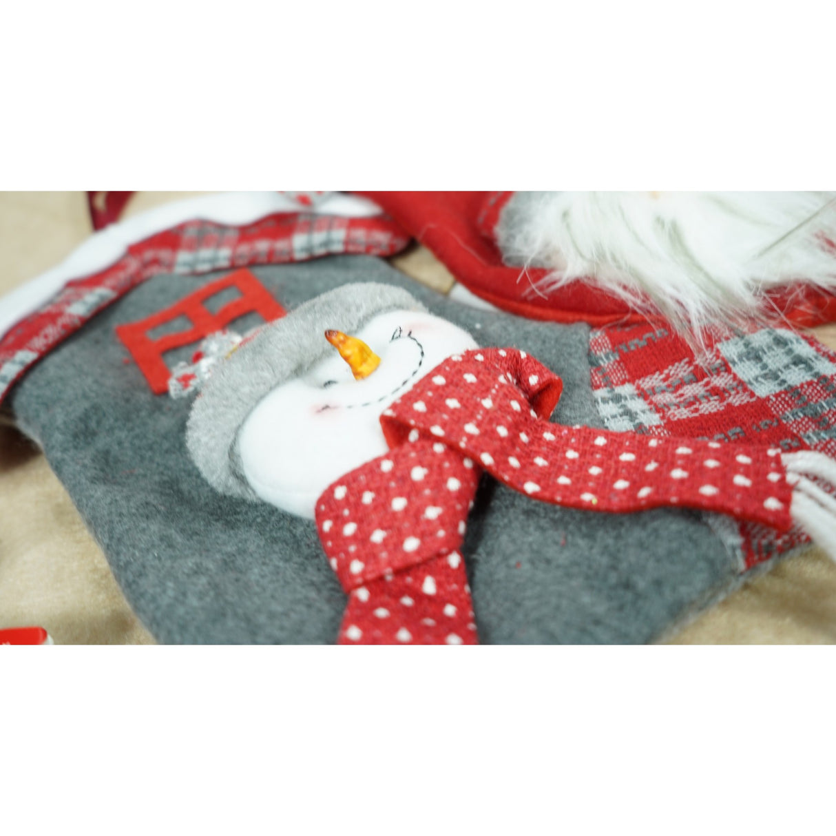 Ciorap Cadouri, model casa, culoare gri, imprimeu om de zapada, marimea 15x30 cm, Vivimall - vivimall.ro