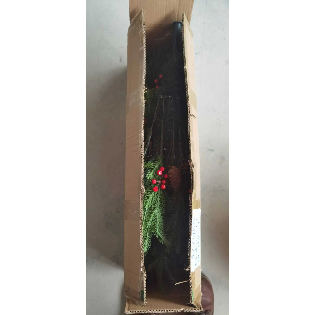 Coronita Pentru Craciun Diametru 20 Cm, Din Brad Artificial, Decorata Cu Conuri Si Merisoare, Inzapezit, /Alb, Resigilat - vivimall.ro