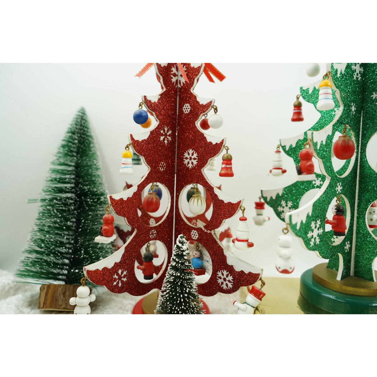 Decoratiune Craciun, Brad, Rosu/Alb, 8 cavitati cu ornamente, 18.5 cm x 33 cm, Lemn, Vivimall - vivimall.ro