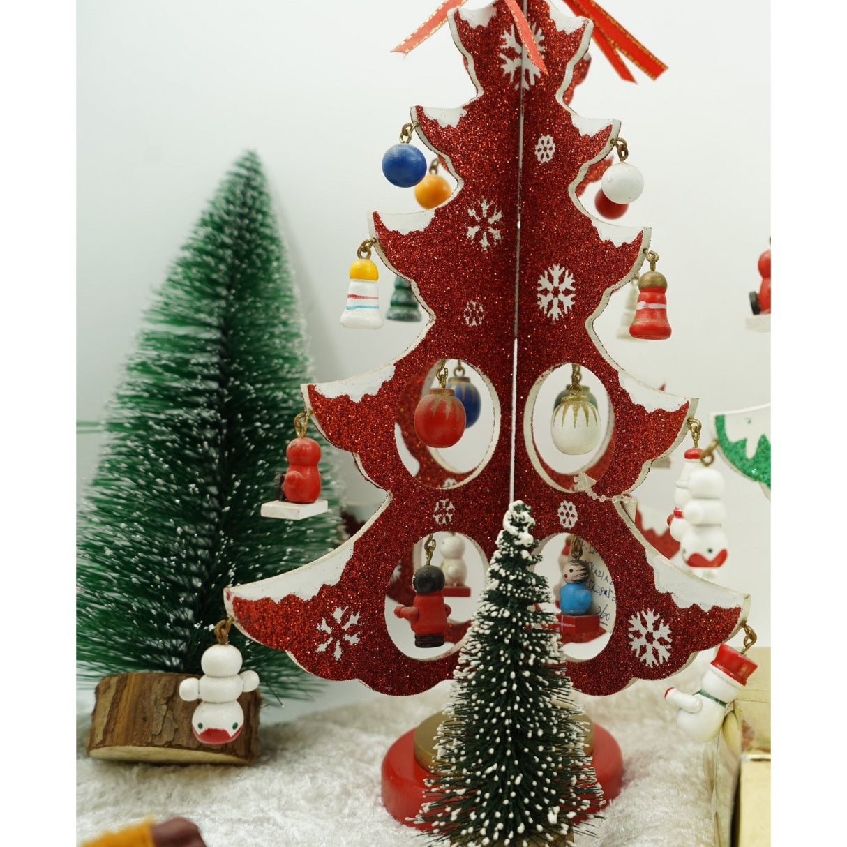 Decoratiune Craciun, Brad, Rosu/Alb, 8 cavitati cu ornamente, 18.5 cm x 33 cm, Lemn, Vivimall - vivimall.ro