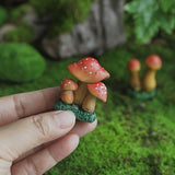 Decoratiune Ornament pentru Ghiveci, Flippy, Decoratiune pentru Gradina, Model 1 Ciuperci Rosii cu Buline Albe, 3.1 x 4 cm, Rosu - vivimall.ro