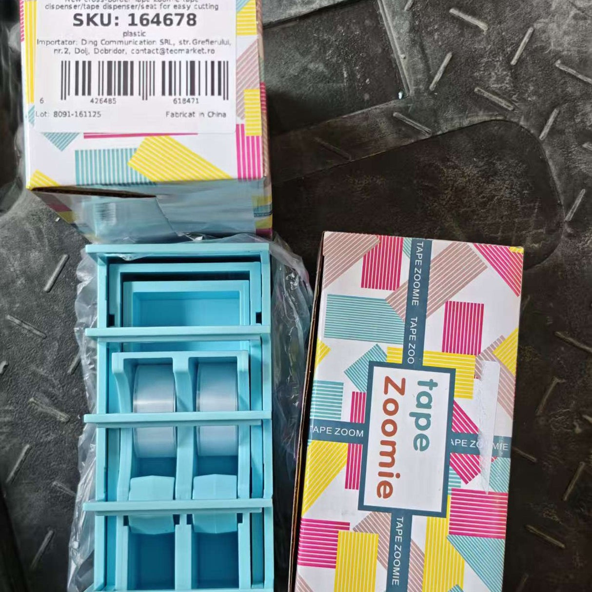 Dispenser scotch albastru deschis pe birou, utilizare practică pentru ambalare și lipire documente