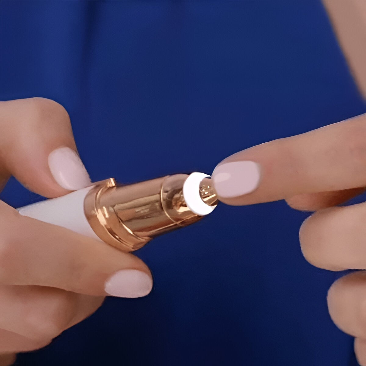 Epilator de Sprancene, Vivimall, Aparat de Tuns Facial sub Forma de Creion, Portabil, Alimentare cu Baterii, 13x1.5cm, Roz - vivimall.ro