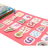 Carte senzorială Flippy Quiet Book deschisă, vedere ansamblu pagini interactive multicolore, jucărie educativă