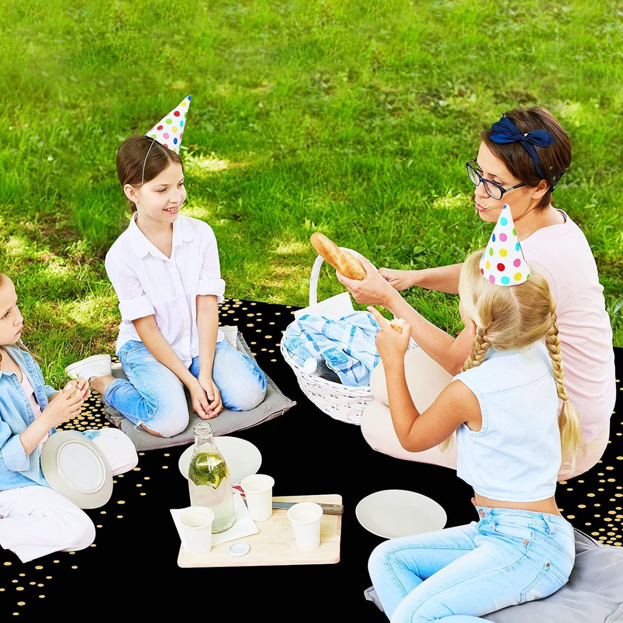 Fata de Masa, Vivimall, din PEVA, Imprimeu Buline Aurii, 137 x 274 cm, Impermeabila, Fara Pete, Curatare Rapida, Negru - vivimall.ro