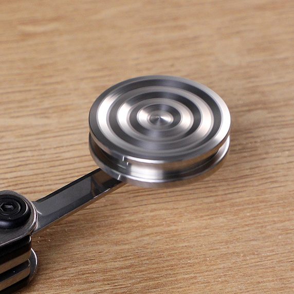 Fidget Spinner Titirez Anti Stress, Flippy, Tip Pandativ / Breloc, Ondulatii Mari, Otel Inoxidabil, 30x30x8 mm, Argintiu - vivimall.ro