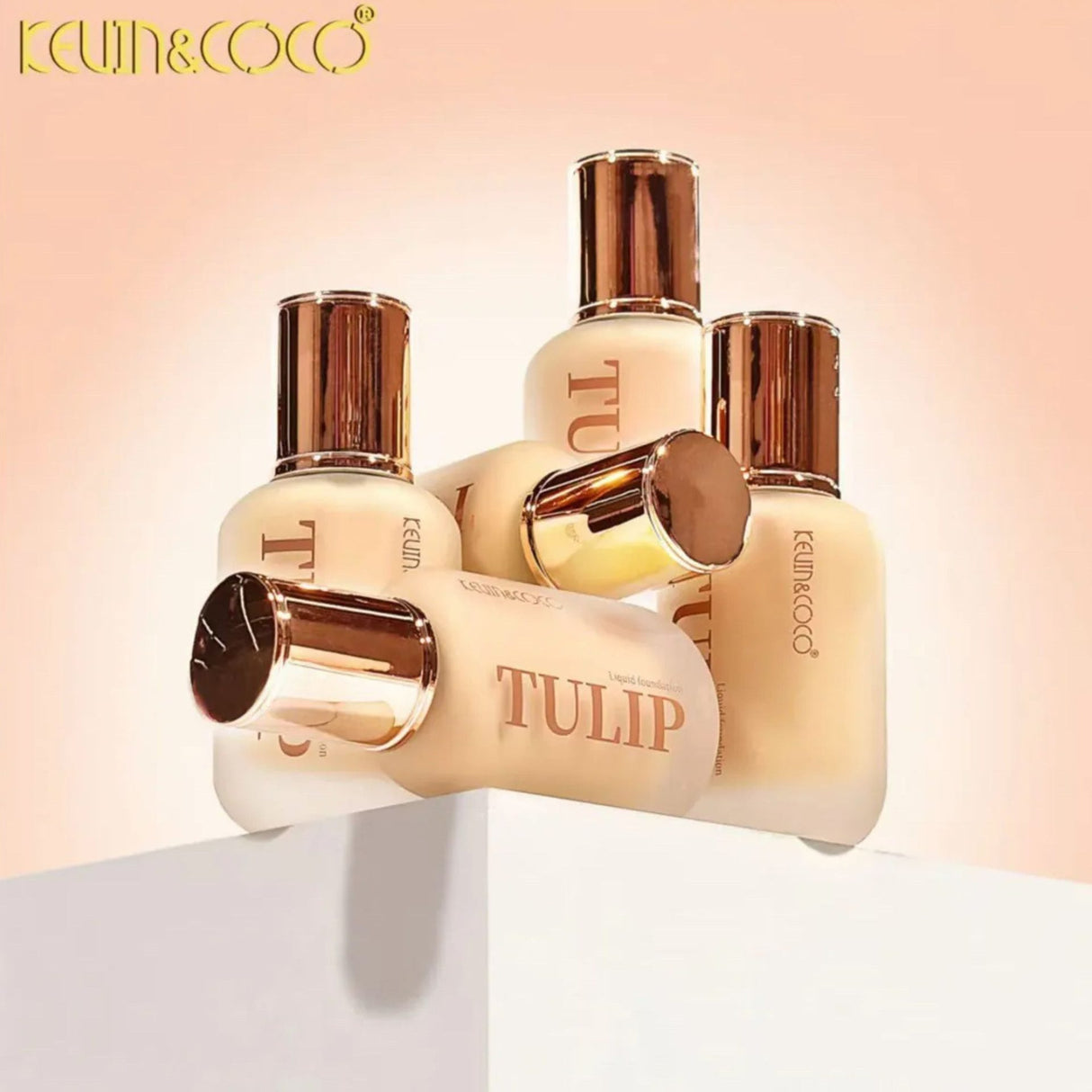 Flacon fond de ten Kevin&Coco Tulip cu capac, textură lichidă, nuanță caldă Warm Nude, detaliu etichetă