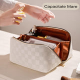 Geanta de Calatorie Vivimall, Pentru Cosmetice, Portabila, Impermeabila, din Piele Ecologica, Compartimente Multiple, cu Fermoar, 22 x 13 x 12.5 cm, In Carouri, Alb - vivimall.ro