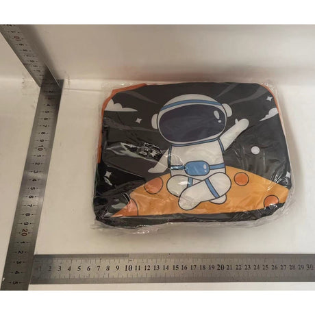 Geanta Termoizolanta pentru Copii, Vivimall, 23x13x19 cm, Model Imprimeu Astronaut, din Folie de Aluminiu si Panza Oxford, Negru/Portocaliu - vivimall.ro