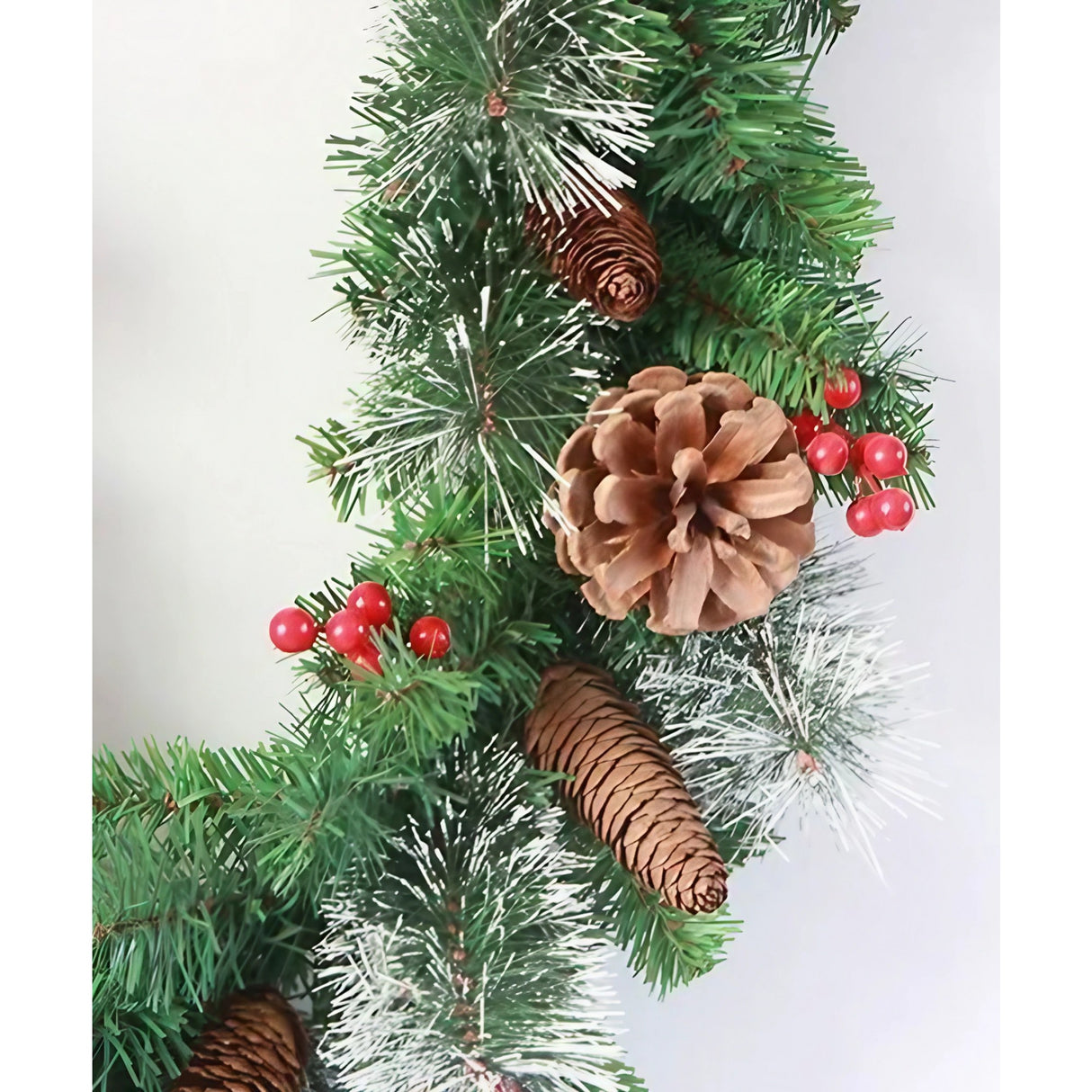 Ghirlanda de Craciun, cu merisoare si conuri, din brad artificial, cu parti de pin inzapezit, 270 cm, Verde - vivimall.ro