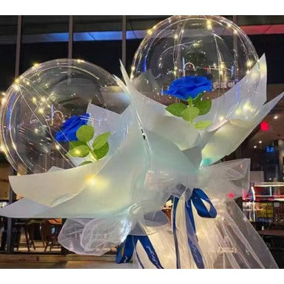 Buchet Decorativ, Vivimall, Trandafir in Balon cu Lumini Led, Diametru 35 cm, 2 x Baterii AA (neincluse), Albastru/Alb - vivimall.ro