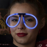 Ochelari fluorescenți albaștri purtați la petrecere, accesoriu tematic pentru aniversări