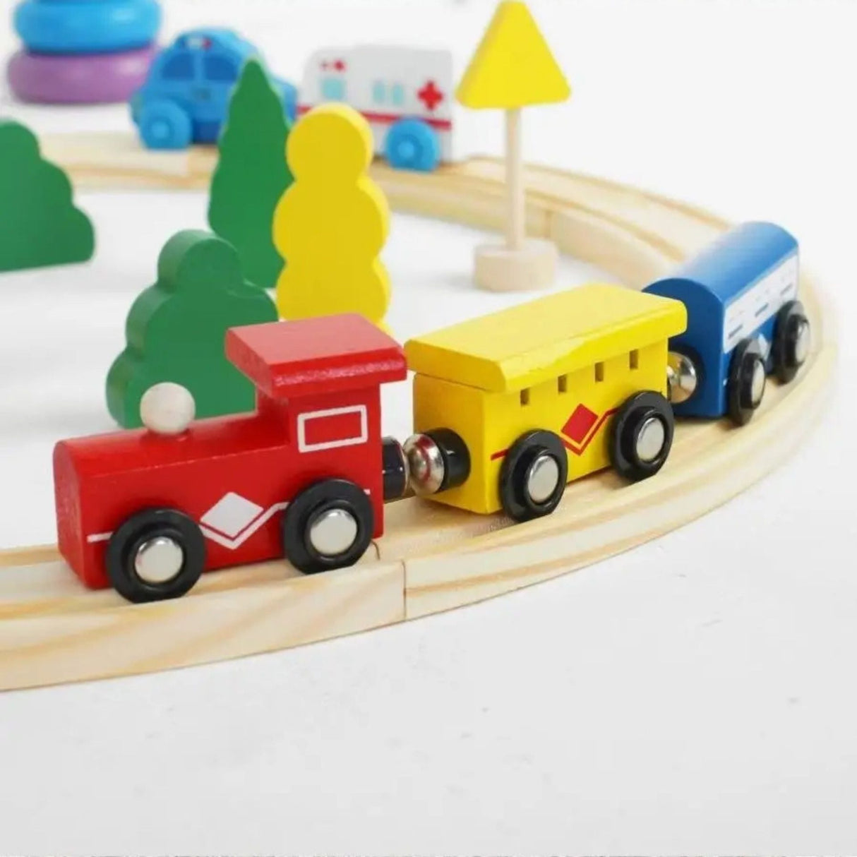 Locomotivă electrică Flippy pe șine din lemn masiv, detaliu mecanism și vagoane colorate