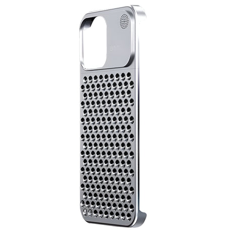 Detaliu structură găuri de răcire 3D husă aluminiu CNC pentru iPhone 15 Pro, argintiu