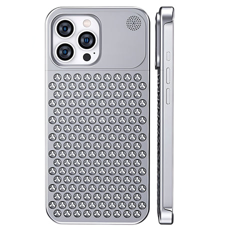 Husă iPhone 15 Pro din aliaj aluminiu CNC argintie, vedere frontală, design Mac Pro cu găuri răcire