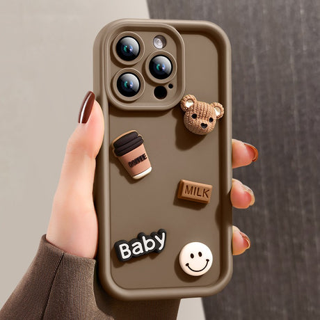 Husă protecție iPhone 13 Ursuleți 3D maro, detaliu design tridimensional decorativ