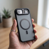 Detaliu suport metalic protecție cameră husă Flippy Acrylic pentru iPhone 17 Air, unghi apropiat