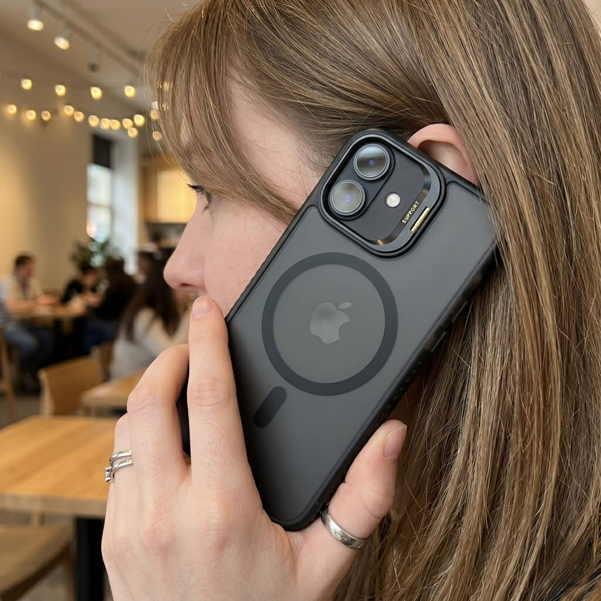 Husă Flippy iPhone 17 montată pe telefon, vedere spate, design minimalist negru cu acrilic rigid