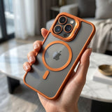 Husă Flippy iPhone 17 Pro Max MagSafe portocaliu, lifestyle, fixare pe suport auto magnetic