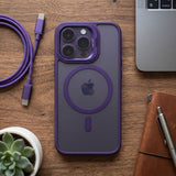Husă Flippy iPhone 17 Pro MagSafe mov închis montată pe telefon, perspectivă lifestyle, design minimalist