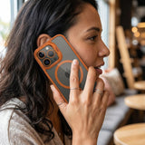 Detaliu suport metalic protecție cameră husă Flippy Acrylic iPhone 17 Pro portocaliu