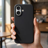Detaliu decupaj Camera Control husă Flippy iPhone 16 Plus silicon negru, margini ridicate 1,2 mm
