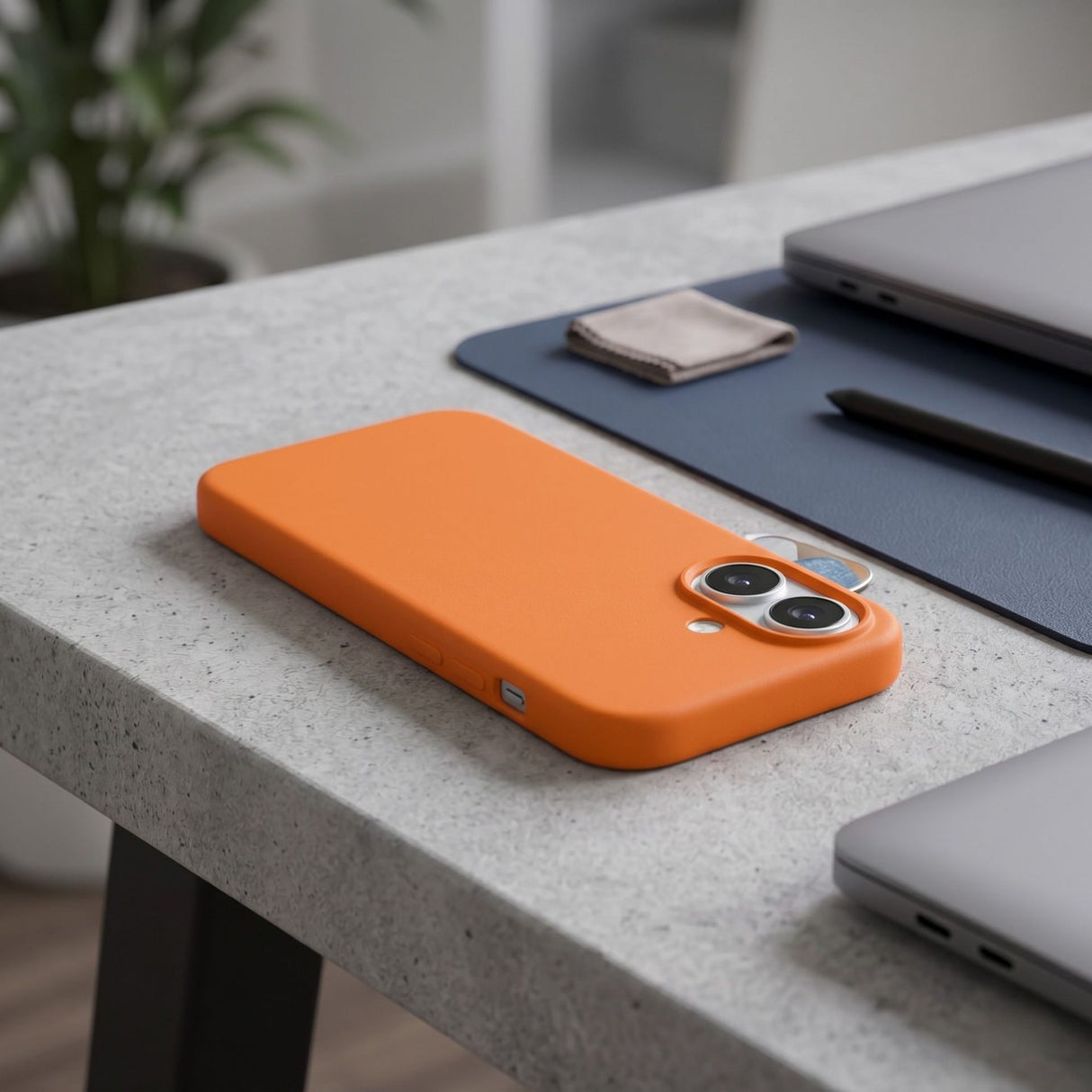 Husă iPhone 16 Plus Flippy MagSafe portocaliu aplicată pe telefon, vedere laterală