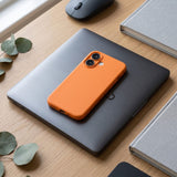Husă Flippy MagSafe Shield iPhone 17 portocaliu, lifestyle – telefon ținut în mână, grip mat