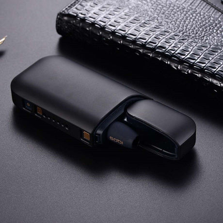 Detaliu decupaj port încărcare husă plastic negru IQOS 2.4 Plus, protecție anti-șoc