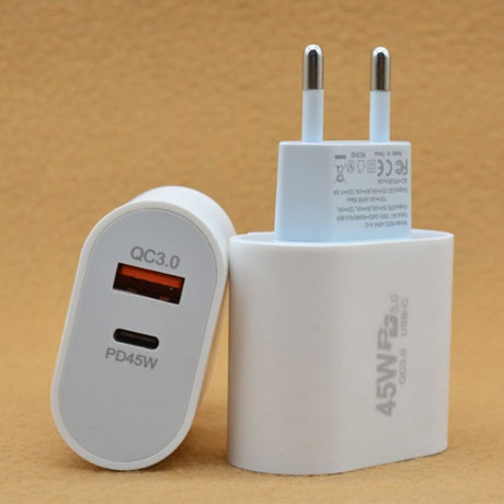 Detaliu porturi USB-A Quick Charge 3.0 și USB-C PD 45W ale încărcătorului Vivimall alb