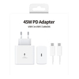 Detaliu inscripție 45W și PD 3.0 pe adaptorul Fast Charge alb, vedere apropiată