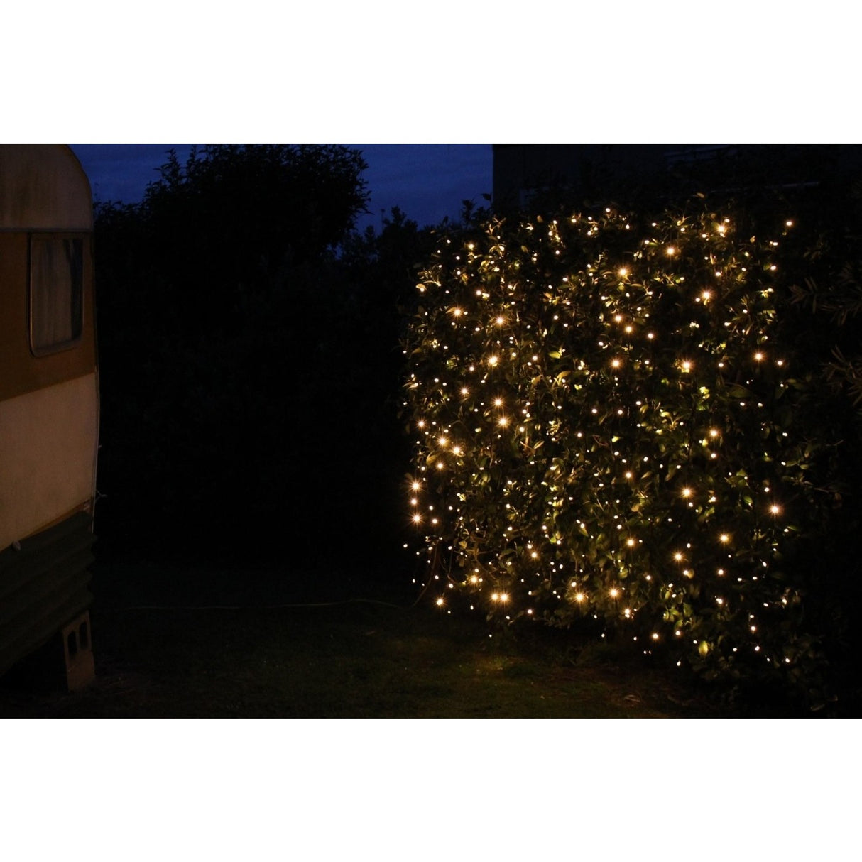 Instalatie Craciun Profesionala de Exterior IP65, Tip Perdea, 7m x 2m, 1400 Led-uri Mari, Alb cald, cu flash, Alimentator 1,5 m, Interconectabila, Fir negru, Vivimall - vivimall.ro