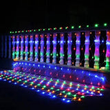 Instalație LED plasă Crăciun montată pe fațadă exterioară, protecție IP44, efect noapte