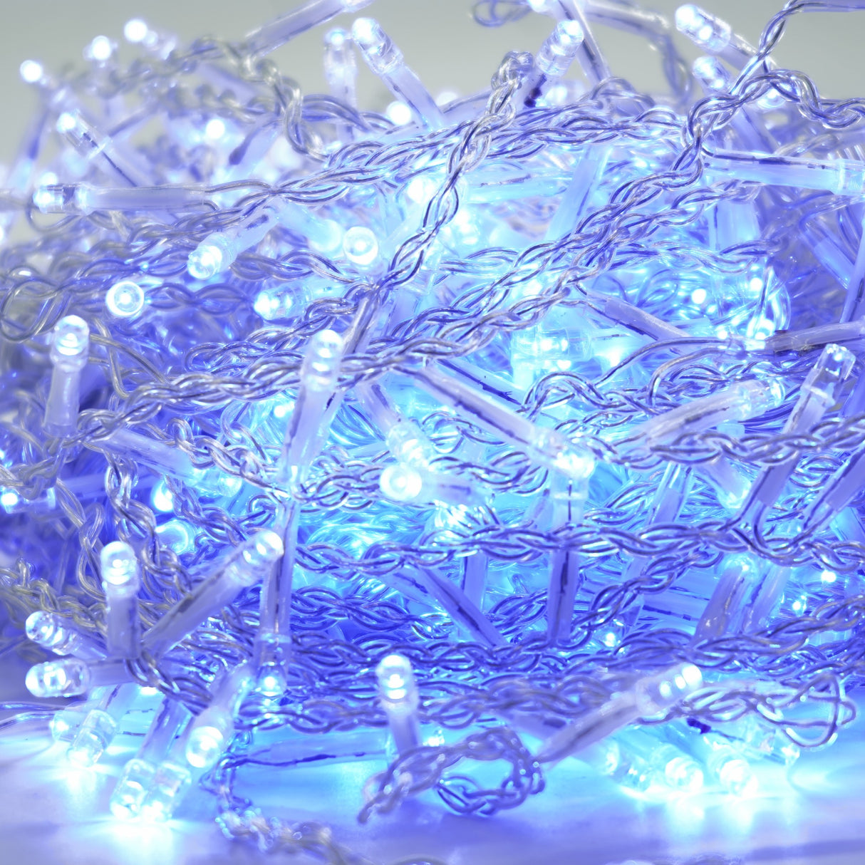 Instalatie Craciun Yoto, Tip Franjuri/Turturi, 12 m, 300 LED-uri, Prelungitor 1.5 m, 8 Jocuri de Lumini, Interconectabila, Conectare la Retea, Fir transparent, Interior/Exterior, Albastru - vivimall.ro