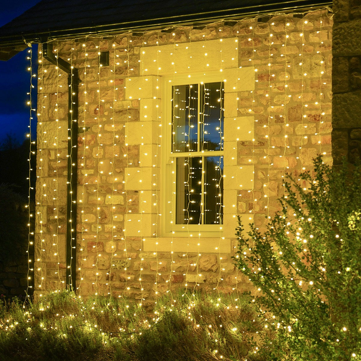 Instalatie Craciun Yoto, Tip Perdea, 240 Led-Uri, Prelungitor 1.5 M, 8 Jocuri De Lumini, Interconectabila, Fir, Interior/Exterior, Alb Cald