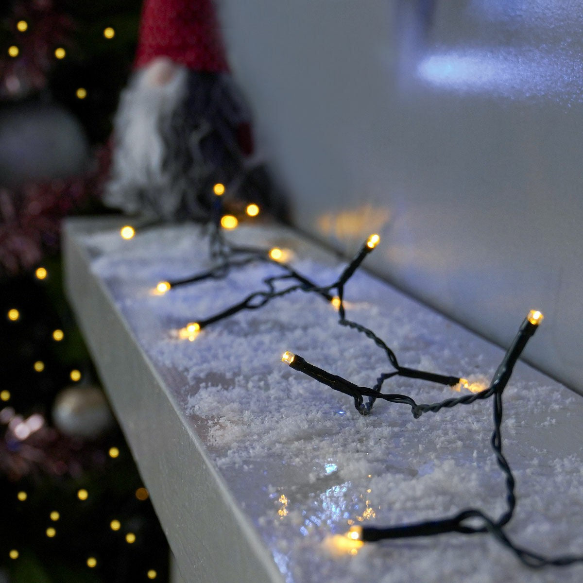 Instalatie de Craciun liniara Yoto, 10 m, din care 1 m cablu priza 220V, 100 LED, 8 jocuri de lumini, controler, fir negru, alb cald - vivimall.ro